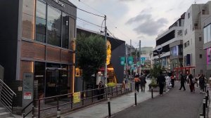 Сибуя вечером облачное небо яркие огни и неповторимый ритм Токио 🌃🚶♂️✨