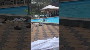 Жена занимается аквааэробикой в парк-отеле Звенигород