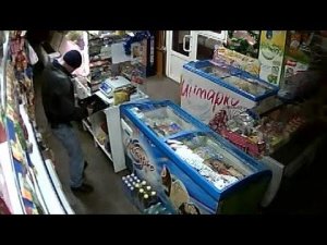 Разбойное нападение на магазин запечатлели камеры видеонаблюдения