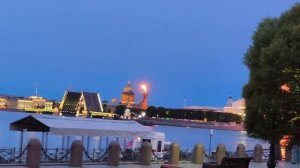 Дворцовый мост разведён и горят Ростральные колонны.