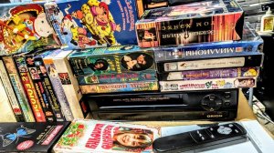 Осмотр VHS кассет и первое включение видеоплеера Orion.