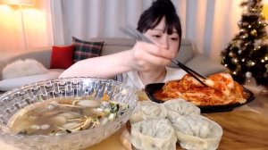 Кореянка ест дамплинги с устрицами и Кимчи. Мукбанг. Корейцы едят на камеру. Мокбанг