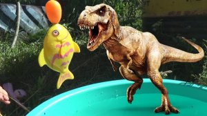 Динозавры игрушки ловят рыбу. видео для детей