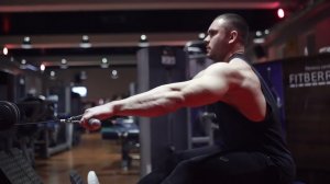 Тяга горизонтального блока прямым хватом шире плеч