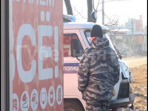 Вор, похитивший в хабаровской «скупке» телефоны, подарил гаджеты соседям. Mestoprotv