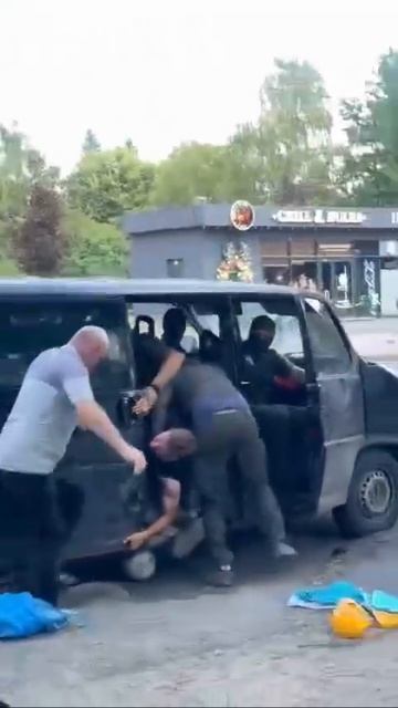 ✔️ Жестокий отлов мужчин людоловами из ТЦК и полиции на Украине продолжается смотреть онлайн