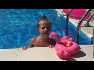 Веселые игры в бассейне с Kinder Lisa. Fun games in pool. Video for kids