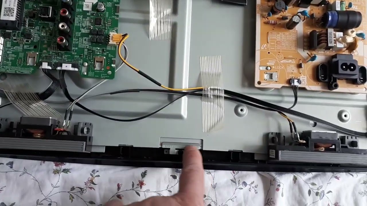 Disassembling TV Samsung UE24N4500AU смотреть онлайн