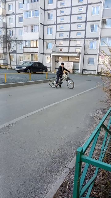 Как мой друг Я не со склона с великом смотреть онлайн