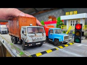 Грузовики проезжают лежачий полицейский. Про машинки