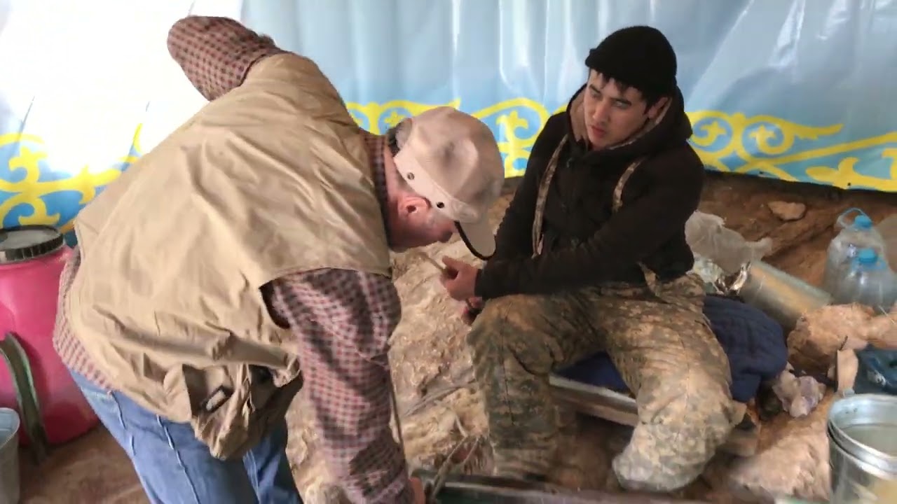 Повезет ли зачерпнуть воды в колодце Укаша ата. Горы Сырдарьинский Каратау. Туркестанская область. смотреть онлайн