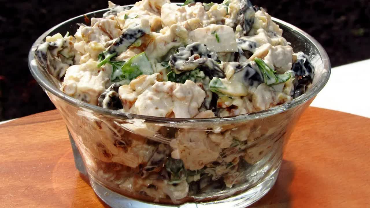 Вкусный Салат. ВСЕ ИЩУТ ЭТОТ РЕЦЕПТ. Обалденный Праздничный Салат с курицей и черносливом смотреть онлайн