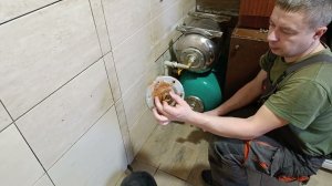 Почему в гидроаккумуляторе насосной станции  рвется (пропускает) груша