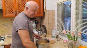 Готовлю ягодно-медовую смесь из луговой клубники