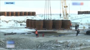 Строители укрепляют конструкцию коффердама главной опоры Ленского моста