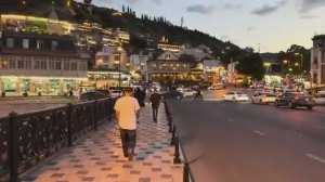 Беженец🇬🇪ТБИЛИСИ. В ПЛАТЬЕ ЗА ШАУРМОЙ. ДЕЛЮСЬ ВКУСАМИ ДЕТСТВА: ГРЕЧКА С СОСИСКОЙ И ПЕЧЕНЬЕ С МАСЛО