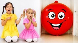 Алиса и Лейла играют в прятки с сюрпризными воздушными шариками