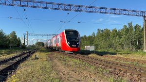 Электропоезд «Финист» ЭС104-034 на ст.Калище и пл.Сосновая Поляна, июнь 2026 года