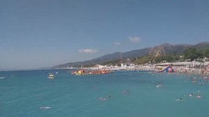 Лазурная вода Кабардинки. На улице жара, море спокойное и теплое. Много отдыхающих. 21 августа 2023.