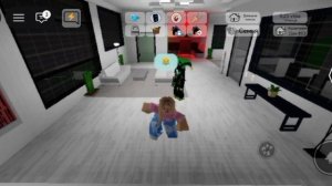 Играю с подписчиком в брукхейвен в roblox
