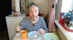 Завтрак с котями. Опять наседает черный риелтор. Мукбанг. Обжор. Еда на камеру. Диета. Шизофрения.