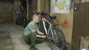 Ремонтирую велик. Тротуар положил. Дрова заготовил.