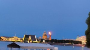 Горят Ростральные колонны, Дворцовый мост разведён.