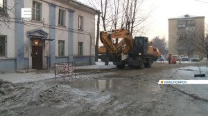 В Красноярск из-за коммунальных аварий сразу в нескольких районах дороги и дворы залило водой