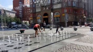 Дима купается в фонтане | Дим Дань