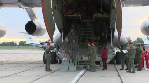 В Москве встретили самолет с освобожденными из плена военнослужащими.