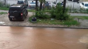 Пермь. Прорвало трубу в Перми по улице Коминтерна , вся улица затоплена.