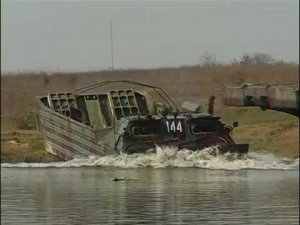 ПММ-2 украина война переправа. Донецк Паром Самоходный  Волна и Плавающий транспортер ПТС в действии