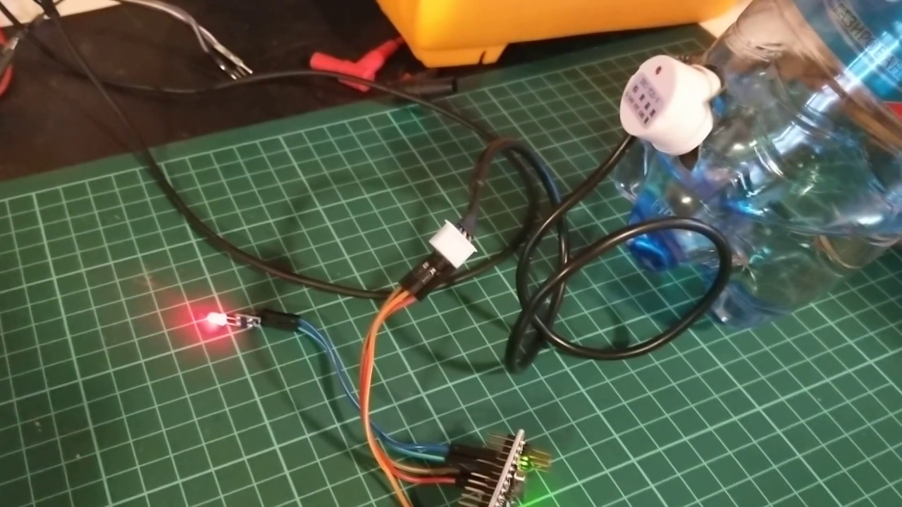Беcконтактный датчик наличия жидкости, работающий с arduino. смотреть онлайн