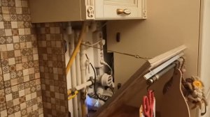 Как закрыть трубы от котла на кухне