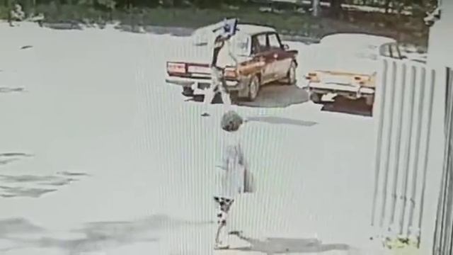 Вор несет украденный телевизор в Екатеринбурге смотреть онлайн