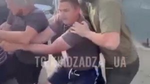 Волынь - какие-то люди просто похищают людей за деньги, прохожие пытаются их остановить.