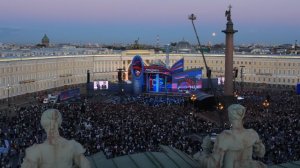 «В добрый путь»: учителя дали выпускникам напутствия на «Алых парусах — 2026»