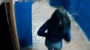 Деваха ссыт  в подъезде! Наркоманка пришла за дозой в подъезд.