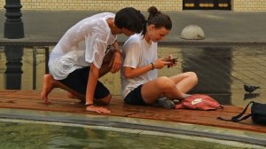 Girls,walking and wet joys in the Ruble fountain!/Девушки,бродилки и мокрые радости в фонтане Рубль!