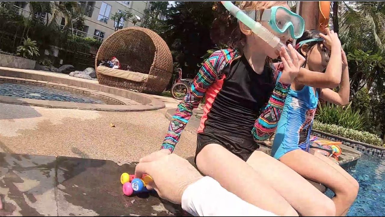 Бассейн с подругами / Swimming pool with friends смотреть онлайн