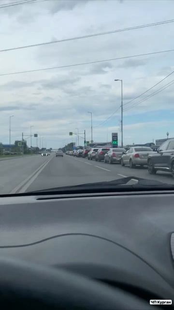 Что происходит на курганских АЗС очередь из машин растянулась на дороге
