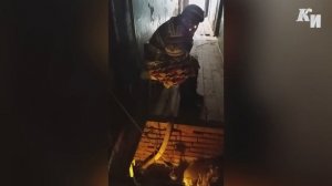 Жильцы общежития в Курске шесть дней откачивают канализацию из подвала на дорогу