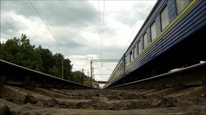 Камера на шпалах снимает движущий поезд (The camera takes on the sleepers moving train)