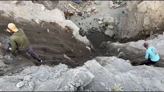 Crowds of Sand Miners Attack the Top of the Cliff смотреть онлайн
