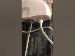 Проточный нагреватель Электролюкс 3.5 кВт. Установка на душевую кабину.