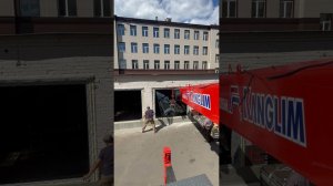 Сложный монтаж стеклопакета 600 кг манипулятором с присоской.