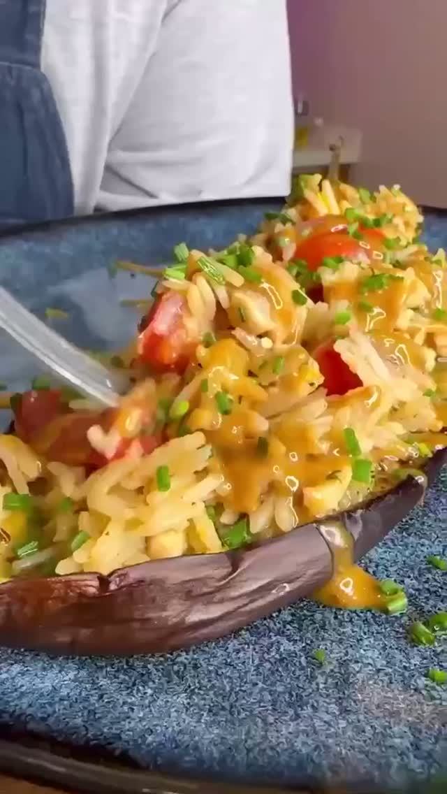 Баклажан с рисом и курицей под соусом тахини.