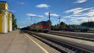 «Приветливый Удав» Тепловоз 2ТЭ116УД-037 с грузовым поездом на ст.Луга-I, июнь 2026 года