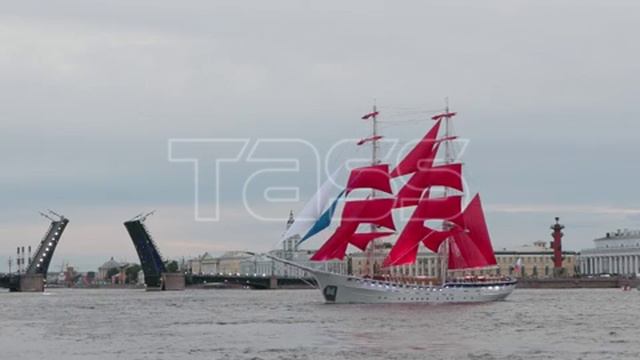Генеральная репетиция праздника выпускников "Алые паруса" в Санкт-Петербурге смотреть онлайн