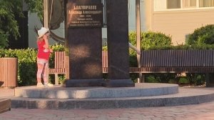 Близнецы бегают по скверу